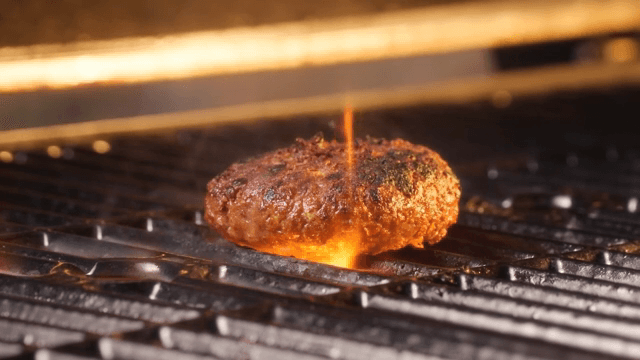 불꽃과 함께 구워지는 육즙 가득한 버거 패티