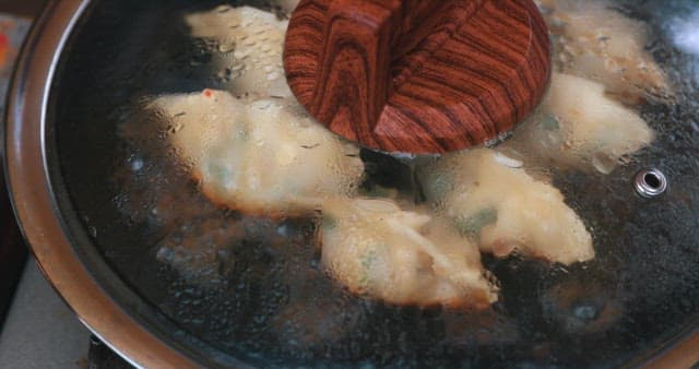 팬에서 만두 찌기