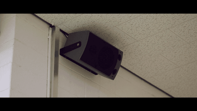 천장 벽에 설치된 스피커