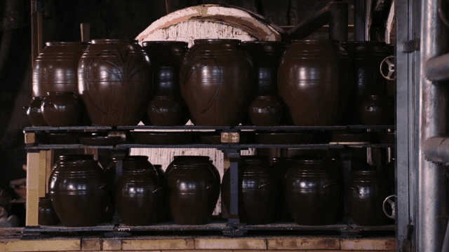 가마 속의 전통 한국 도자기