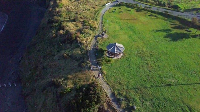 푸른 산의 산책로를 따라 오르는 사람들