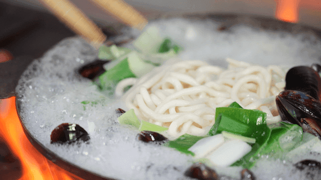 Kalguksu with vegetables and mussels
