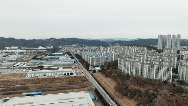 고층 아파들이 있는 도시 전경