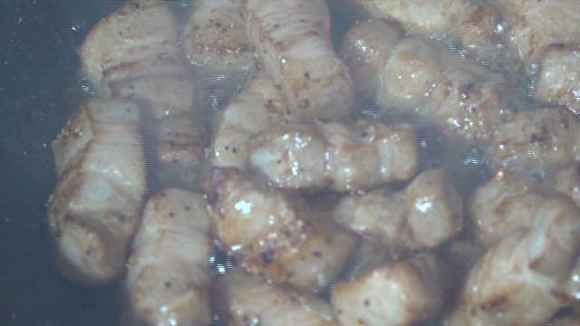 프라이팬에서 지글거리며 구워지는 삼겹살