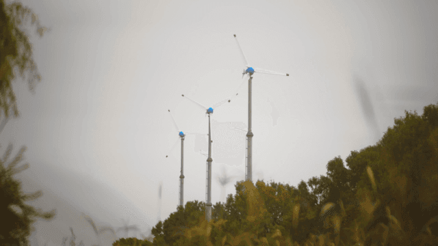 가을 풍경 속의 소형 풍력 터빈