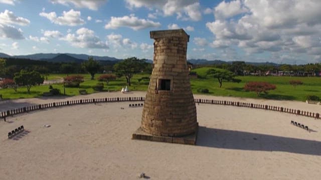 화창한 하늘 아래 고대 천문대 첨성대의 모습