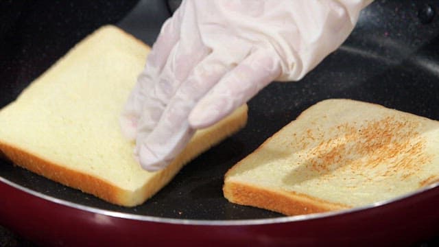 프라이팬에서 빵 굽기