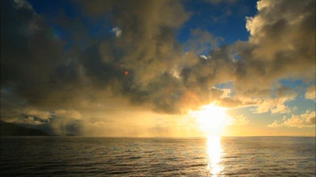 평화로운 바다의 일몰