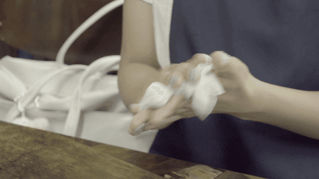 사람이 물티슈로 손을 닦는 모습