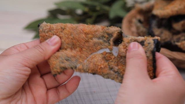 손으로 바삭한 김 부각을 부수는 장면