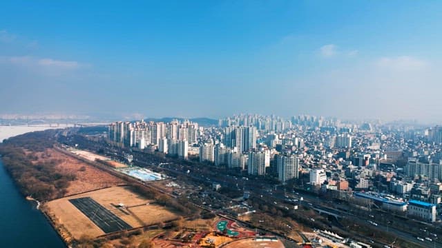 스카이 라인에 맞닿을 듯 높은 건물들이 많은 도시
