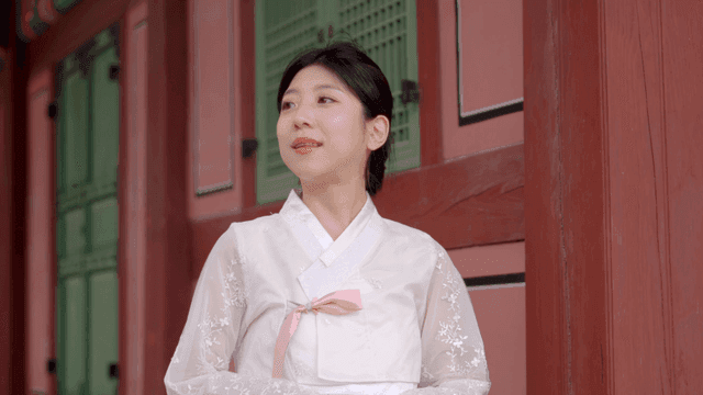 전통 건물에서 한복을 입은 여성