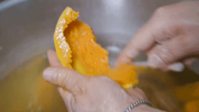 냄비에서 호박을 준비하는 손