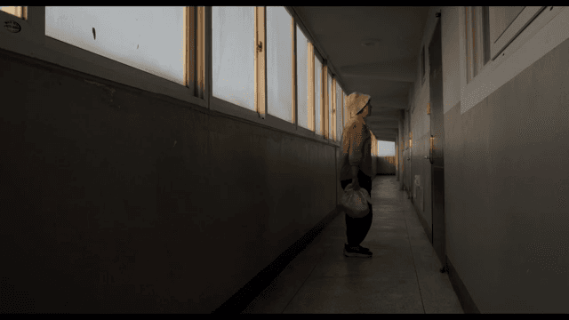 어두운 복도를 걷는 노인