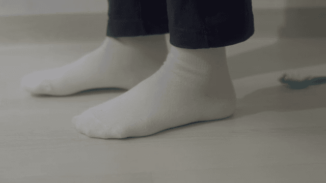 발걸음을 떼자 떨어지는 깃털들