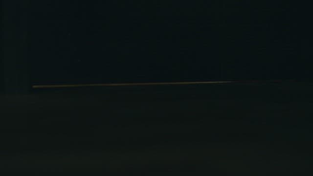 늦은 밤 약간 열린 문을 통해 보이는 사람의 발