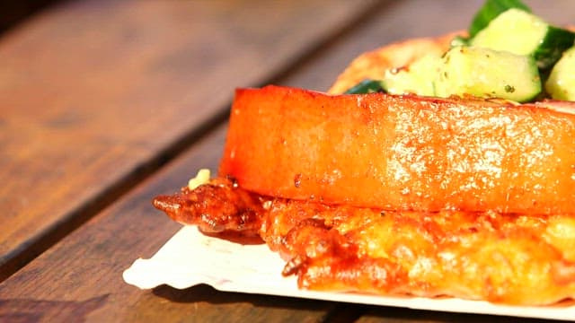 먹음직스럽게 구워진 채소들이 올라간 요리