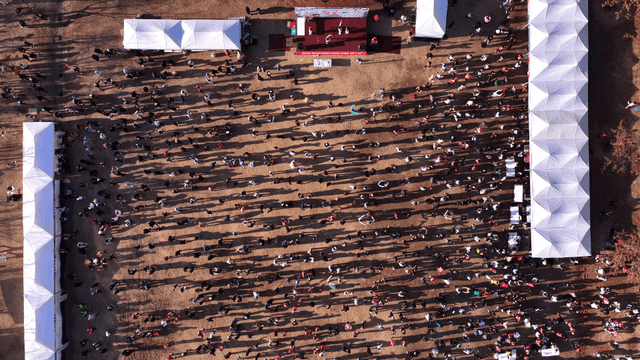 대규모 인파가 모인 야외 축제