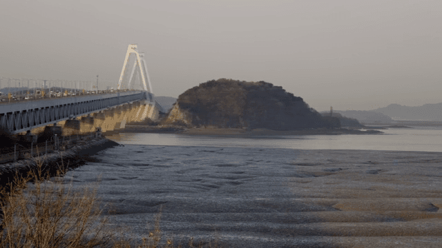 고요한 바다 위의 다리와 먼 언덕