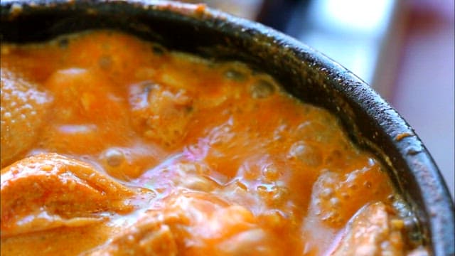 뚝배기에서 끓고 있는 오리탕