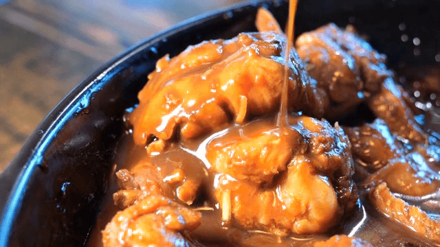 진한 소스에 졸여지는 닭고기