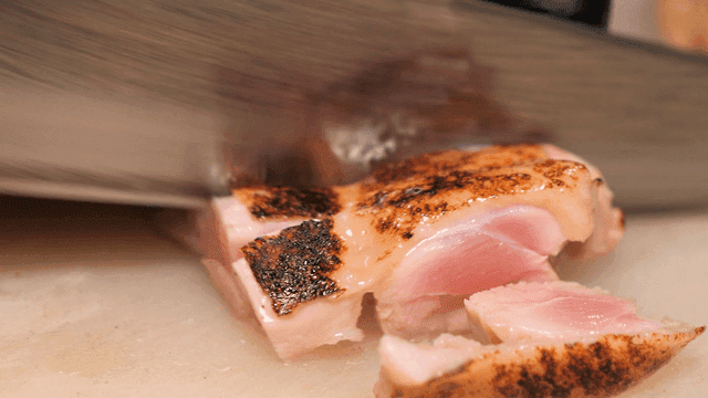Grilled chicken thighs sliced ​​on cutting board