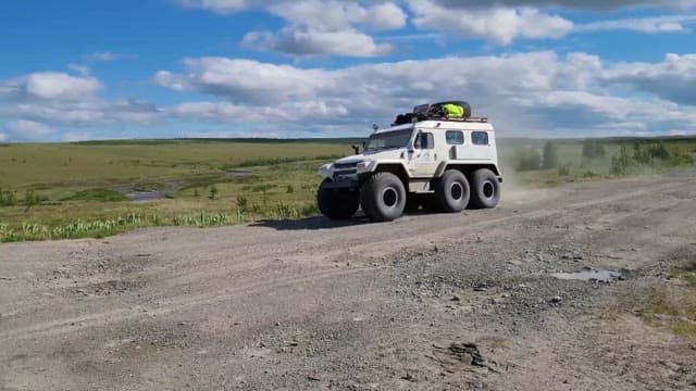 시골길을 달리는 오프로드 차량