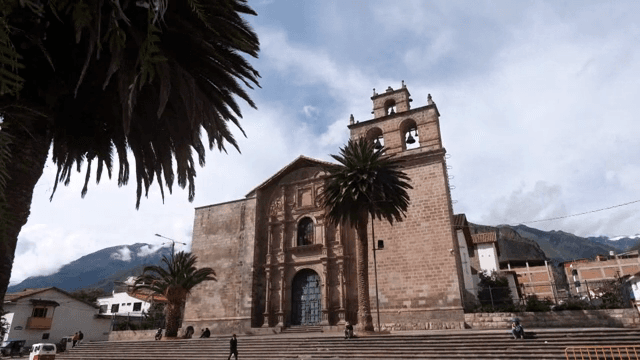 야자수가 있는 역사적인 광장의 건물