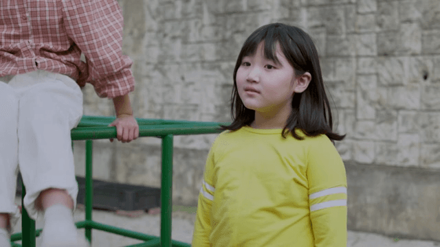 놀이터에서 친구들과 노는 아이