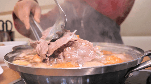 Rolled dumpling hot pot filled with meat and vegetables