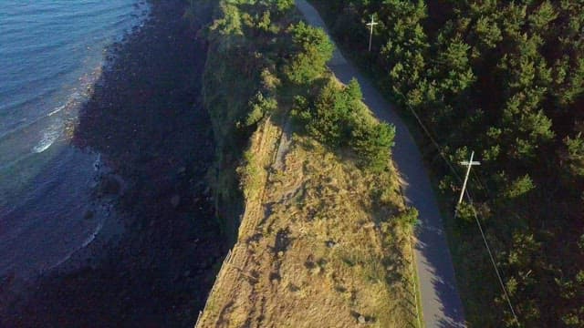 해안 절벽과 바다 풍경이 어우러진 구불구불한 도로