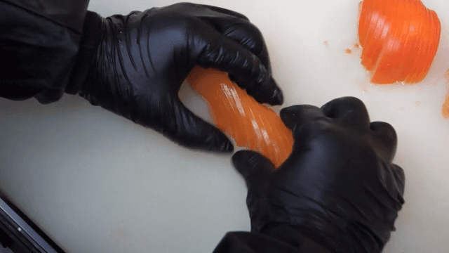 도마 위에 토마토 슬라이스 정리