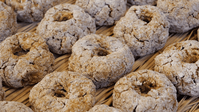Straw placed on traditional rice cake blocks