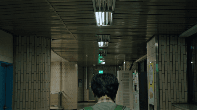 아무도 없는 지하철역을 걸어가는 남자의 뒷모습