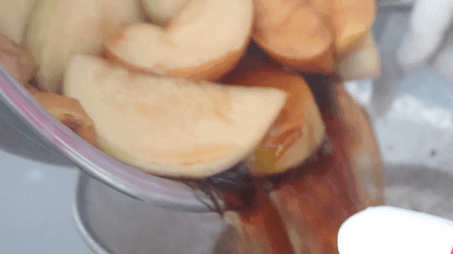 체로 과일을 거르는 장면