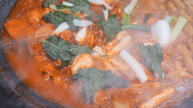 Pot lid spicy chicken stew with green onions and perilla leaves