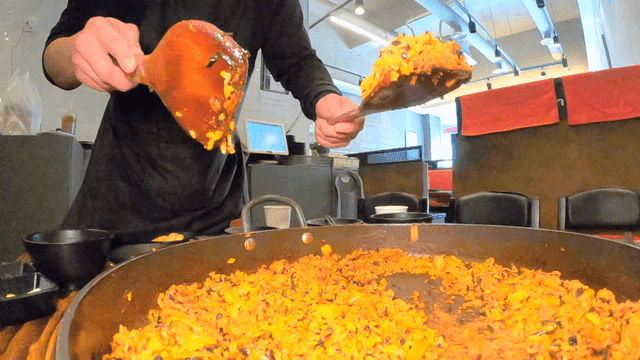 철판 볶음밥을 퍼내는 주걱