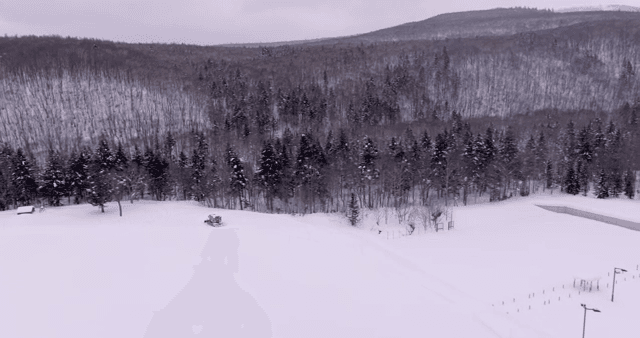 제설차가 있는 눈 덮인 풍경