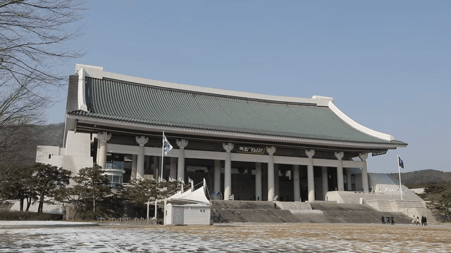 깃발이 흔들리는 독립기념관