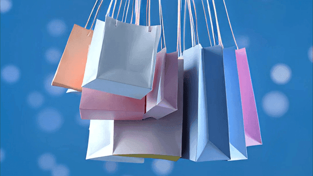 공중에 매달린 다채로운 쇼핑백