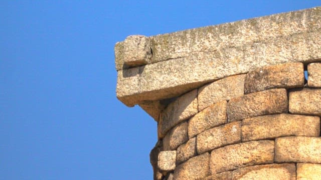 맑은 하늘 아래 고대 천문대, 첨성대의 상부 구조