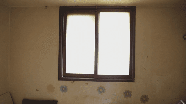 창문과 벽 장식이 있는 단순한 방