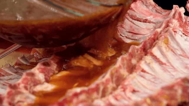 그릇에 담긴 소스로 갈비 양념하기