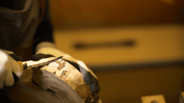 정교하게 나무를 조각하는 사람