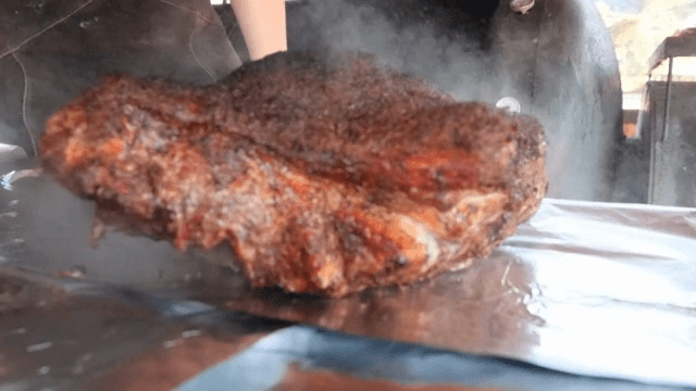 갓 훈제된 고기를 꺼내 준비하는 모습