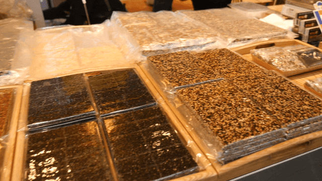 다양한 전통 한국 과자가 진열된 모습