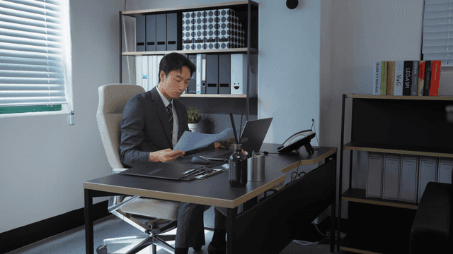 사무실 책상에서 일하는 남자