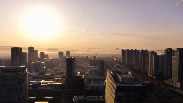 현대 도시 스카이라인 위의 일출