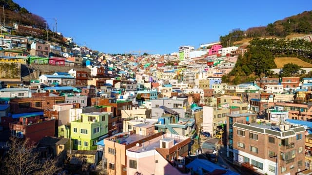 다채로운 주택 건물들이 위치한 감천문화마을의 낮부터 밤까지의 풍경