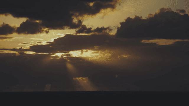 바다 위의 극적인 구름과 일몰